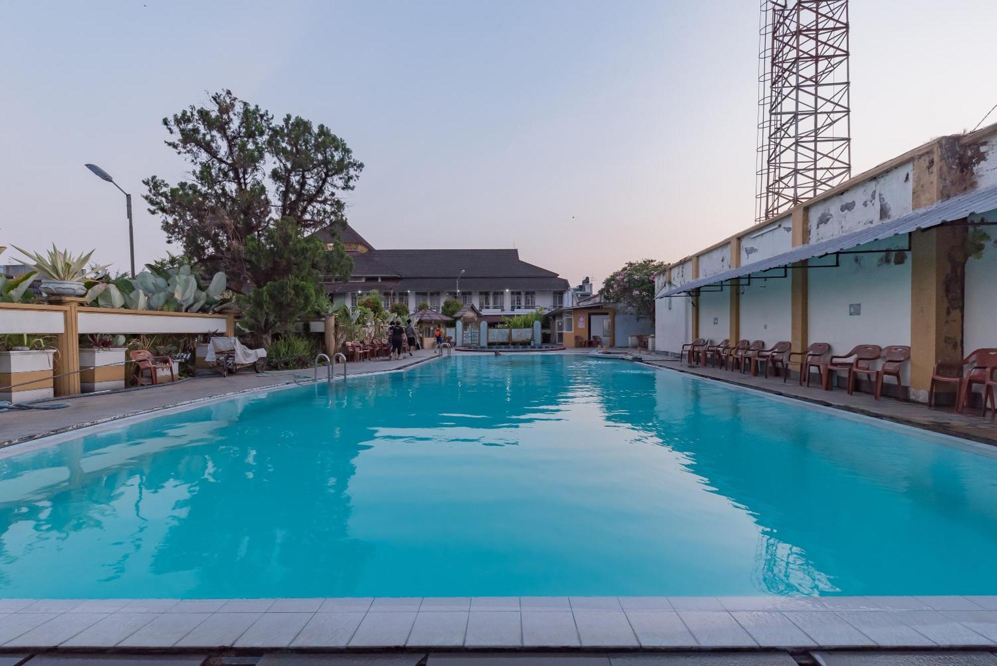 คราวน์ โฮเต็ล ทาซิคมาลายา Hotel ตาซิกมาลายา ภายนอก รูปภาพ
