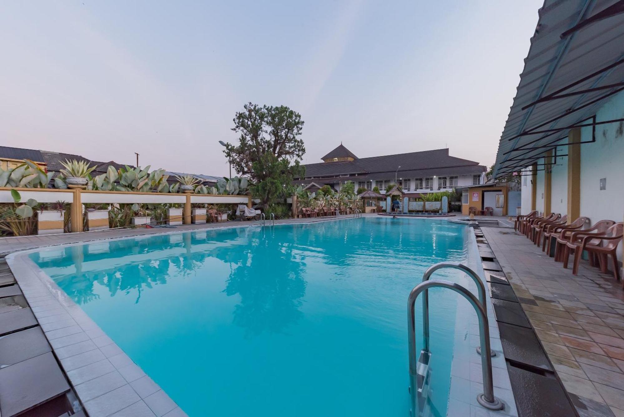 คราวน์ โฮเต็ล ทาซิคมาลายา Hotel ตาซิกมาลายา ภายนอก รูปภาพ
