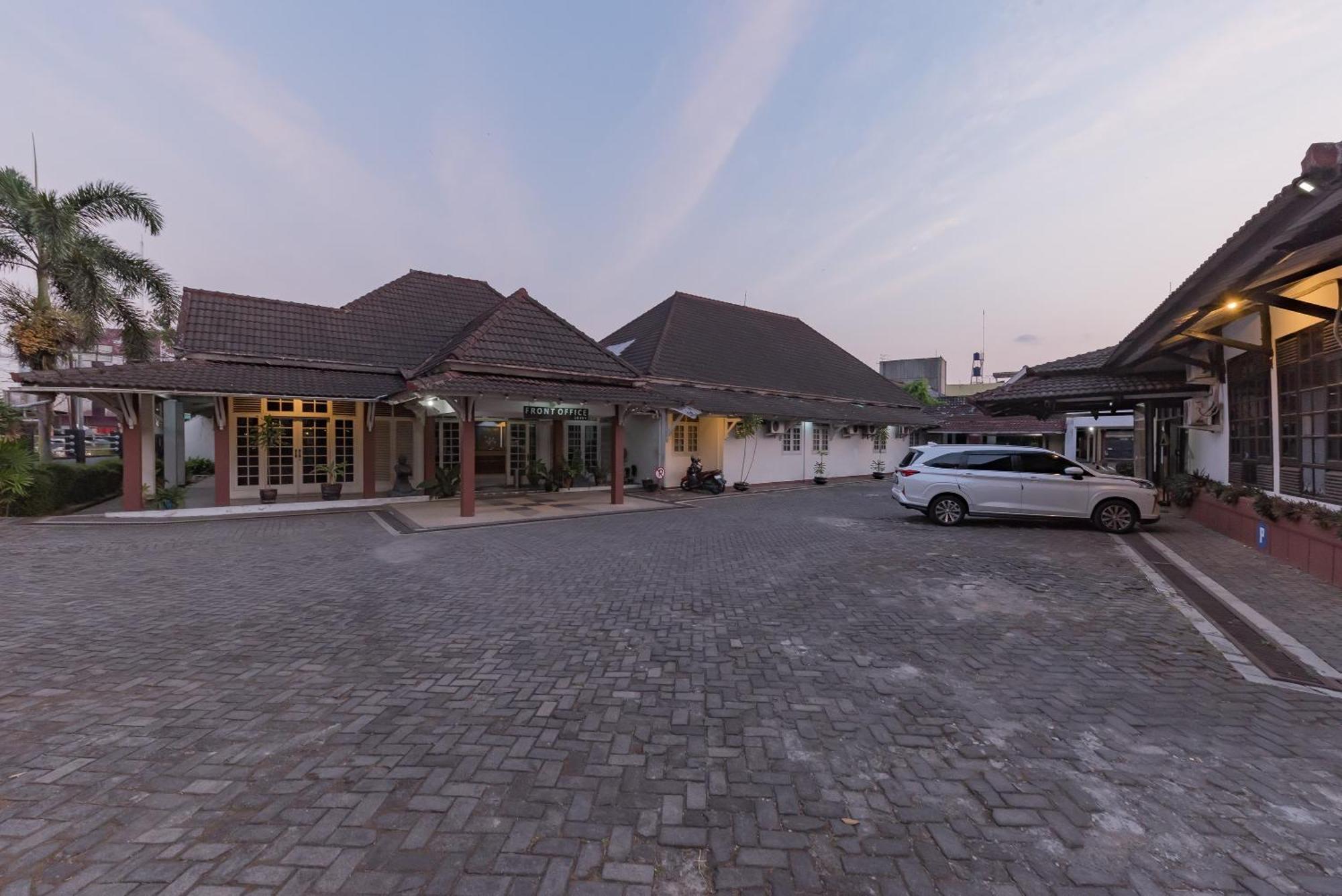 คราวน์ โฮเต็ล ทาซิคมาลายา Hotel ตาซิกมาลายา ภายนอก รูปภาพ