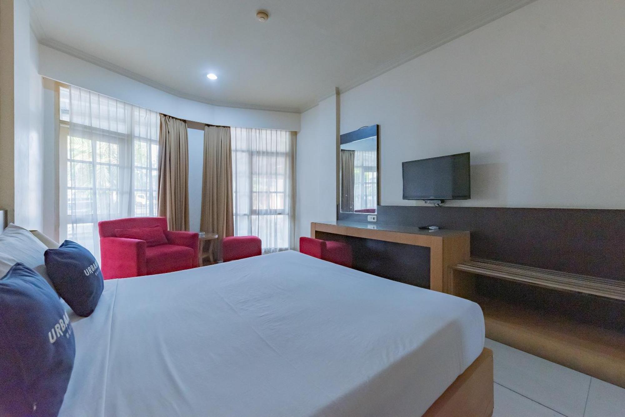 คราวน์ โฮเต็ล ทาซิคมาลายา Hotel ตาซิกมาลายา ภายนอก รูปภาพ