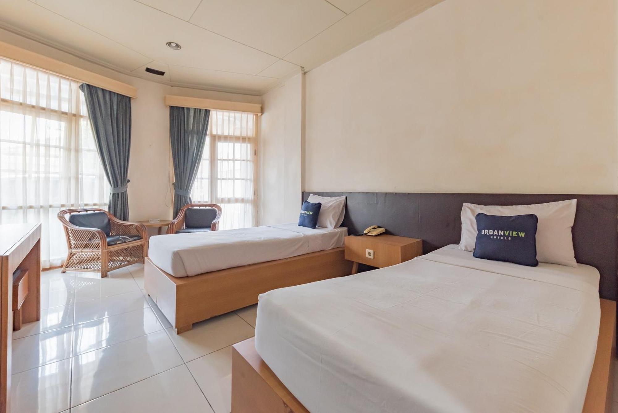 คราวน์ โฮเต็ล ทาซิคมาลายา Hotel ตาซิกมาลายา ภายนอก รูปภาพ