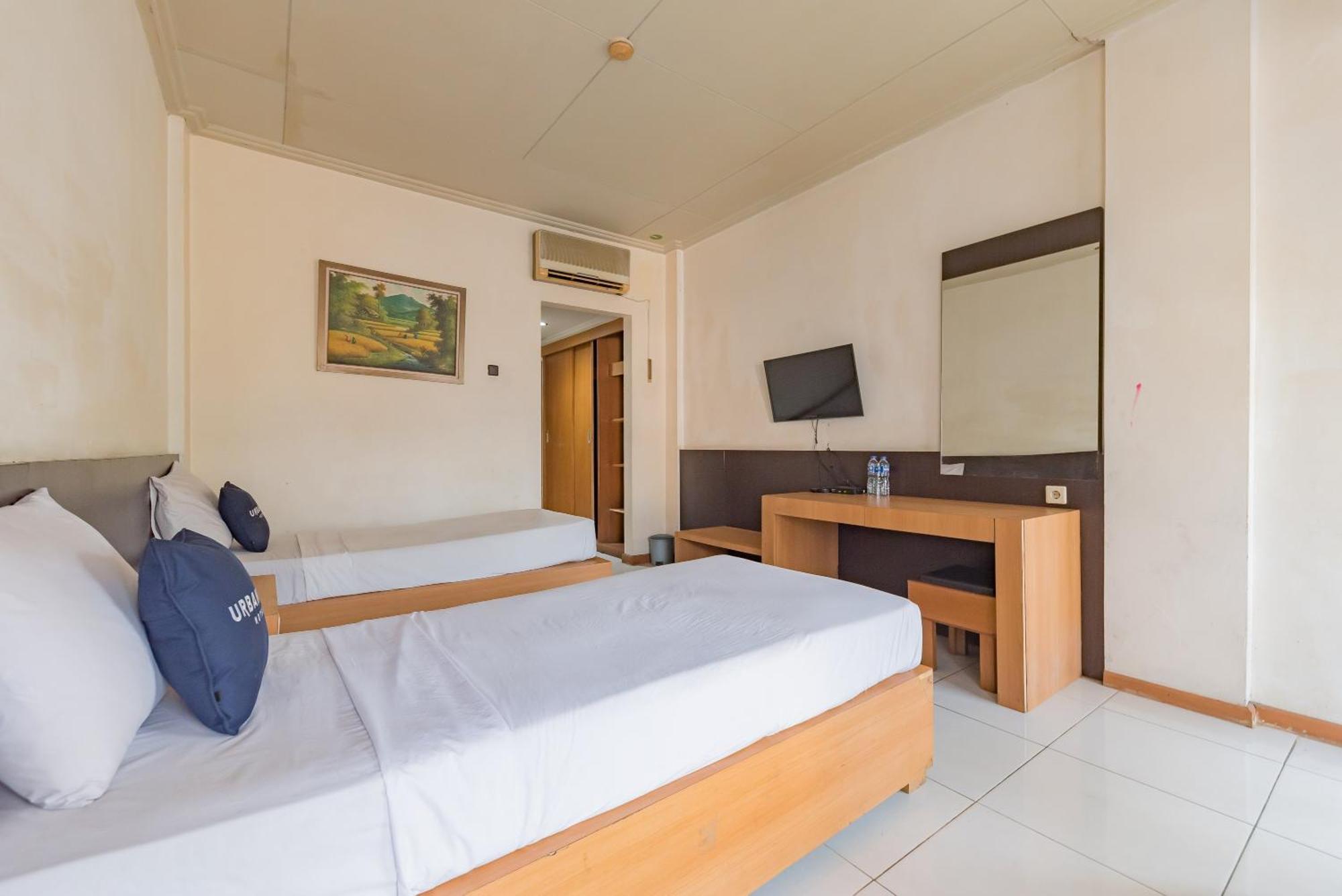 คราวน์ โฮเต็ล ทาซิคมาลายา Hotel ตาซิกมาลายา ภายนอก รูปภาพ