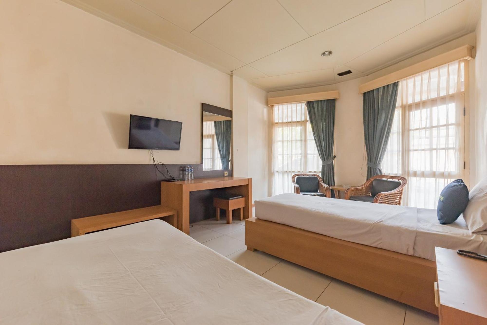 คราวน์ โฮเต็ล ทาซิคมาลายา Hotel ตาซิกมาลายา ภายนอก รูปภาพ