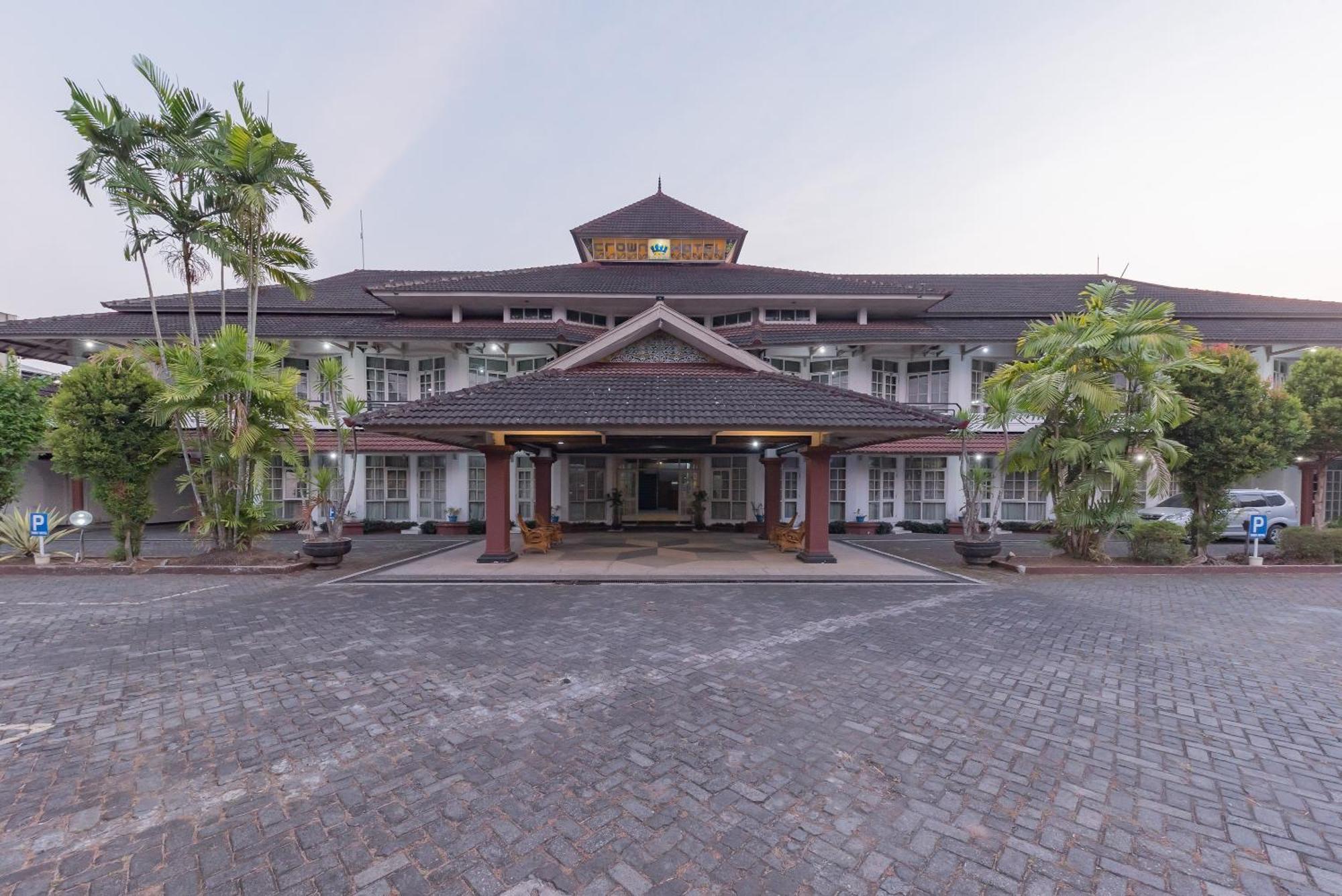 คราวน์ โฮเต็ล ทาซิคมาลายา Hotel ตาซิกมาลายา ภายนอก รูปภาพ
