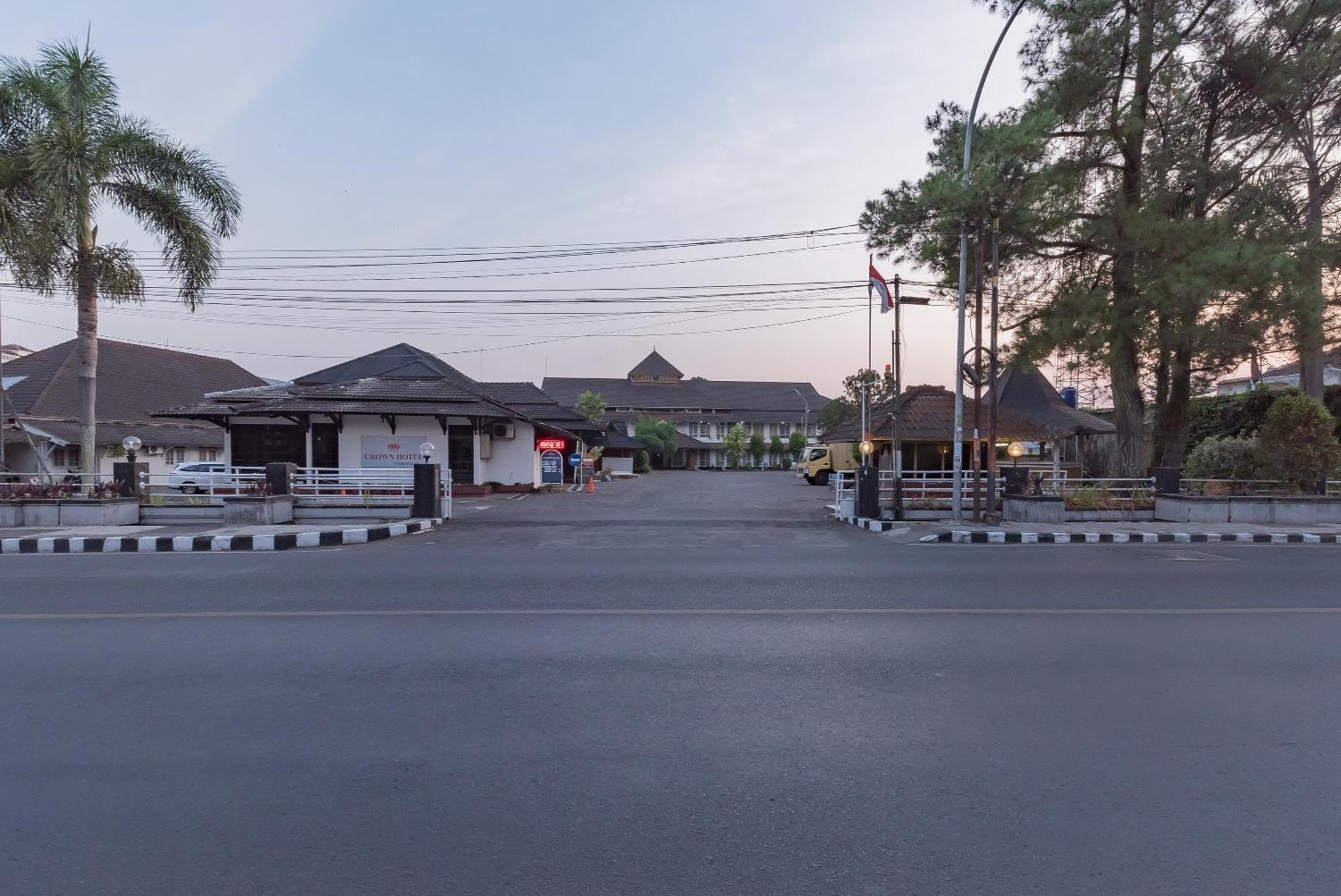 คราวน์ โฮเต็ล ทาซิคมาลายา Hotel ตาซิกมาลายา ภายนอก รูปภาพ