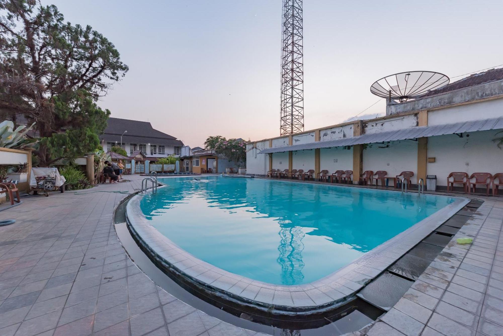 คราวน์ โฮเต็ล ทาซิคมาลายา Hotel ตาซิกมาลายา ภายนอก รูปภาพ