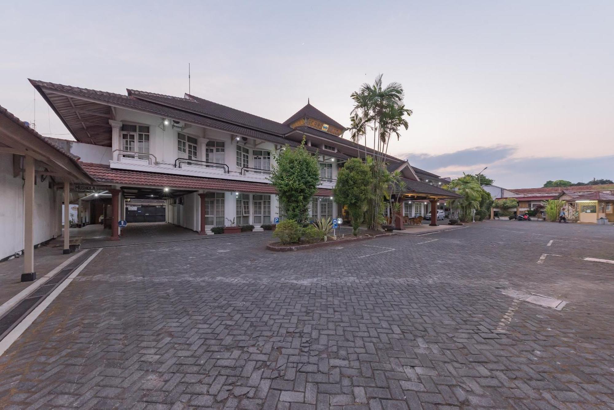 คราวน์ โฮเต็ล ทาซิคมาลายา Hotel ตาซิกมาลายา ภายนอก รูปภาพ